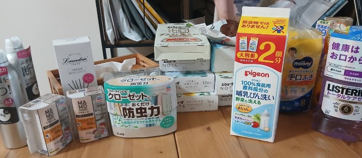 ウエル活で購入した日用品を並べた写真。防虫剤、手口ふき、哺乳びん洗い、シャンプー、制汗スプレーなど